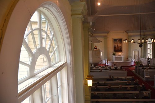 Valokuva Hyrynsalmen kirkon salista urkuparven vasemmalta reunalta katsottuna